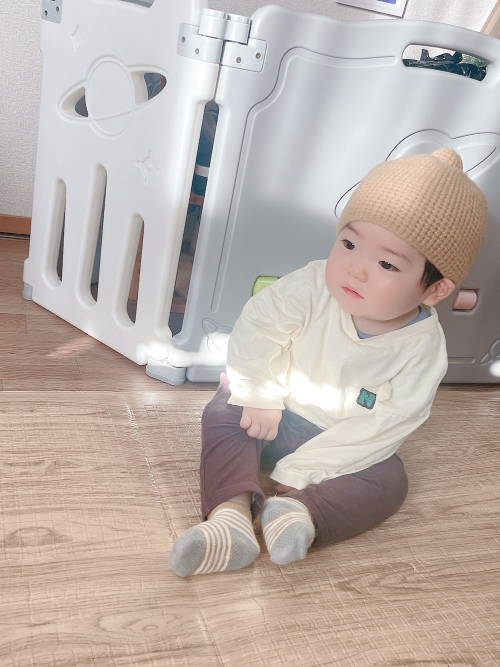 イエロー系のTシャツ/カットソー、ブラウン系のパンツ、イエロー系のその他ベビーウェアを着用したキッズの冬コーディネートの4枚目の写真