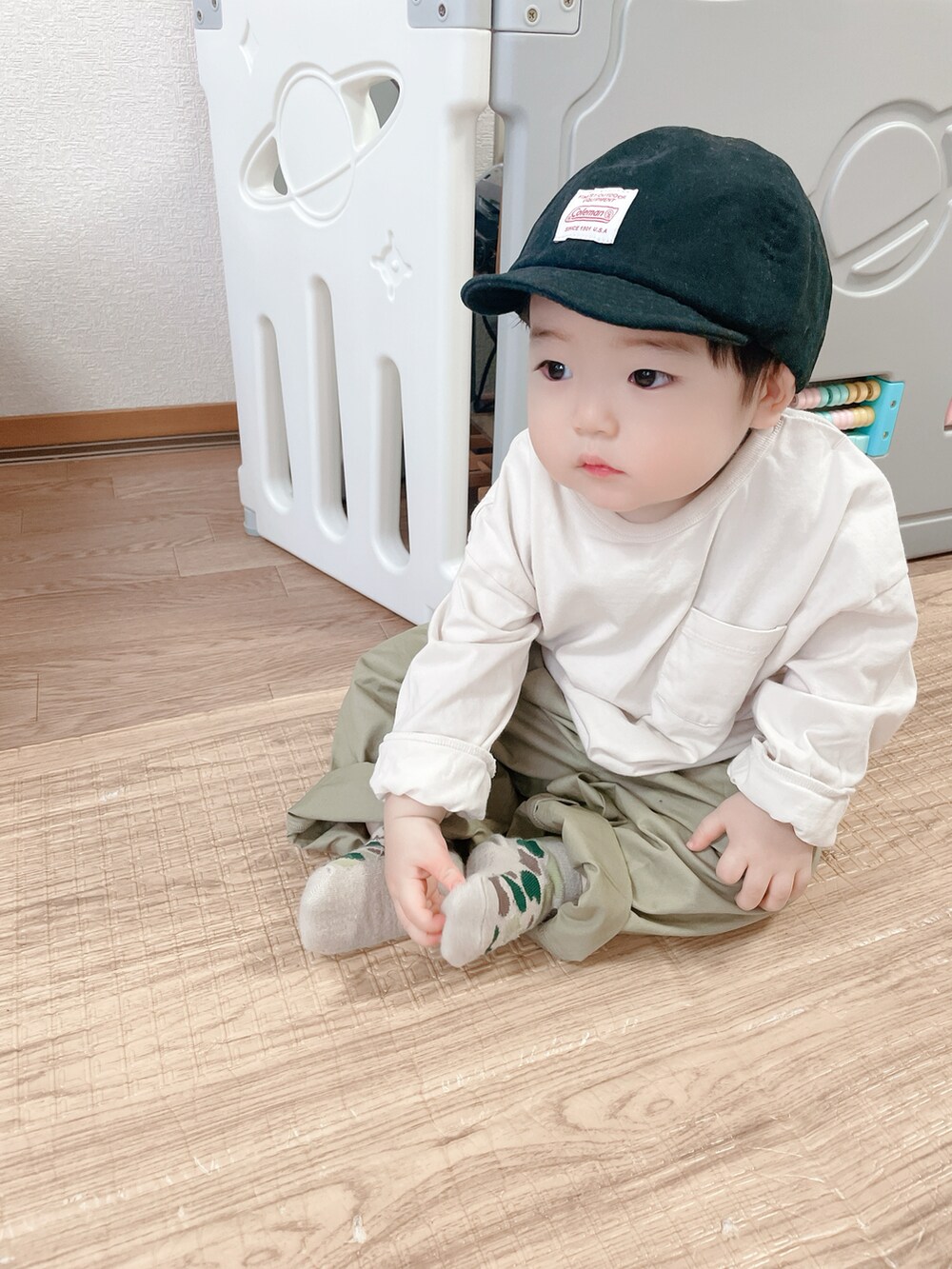 ホワイト系のTシャツ/カットソー、グリーン系のチノパンツ、ブラック系のキャップを着用したキッズの春コーディネートの2枚目の写真