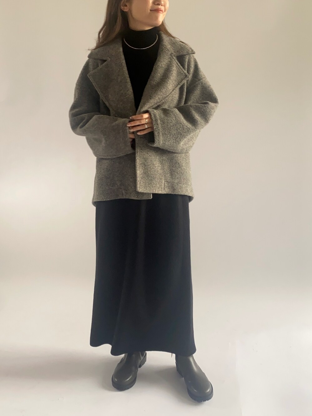 ブラック系のTシャツ/カットソー、グレー系のその他アウター、グリーン系のブーツを着用したレディースの秋コーディネートの2枚目の写真