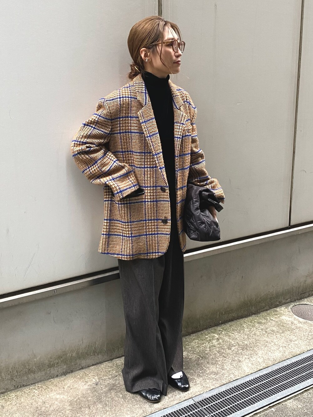 ブラック系のTシャツ/カットソー、ベージュ系のテーラードジャケット、ブラック系のトートバッグを着用したレディースの秋コーディネートの3枚目の写真