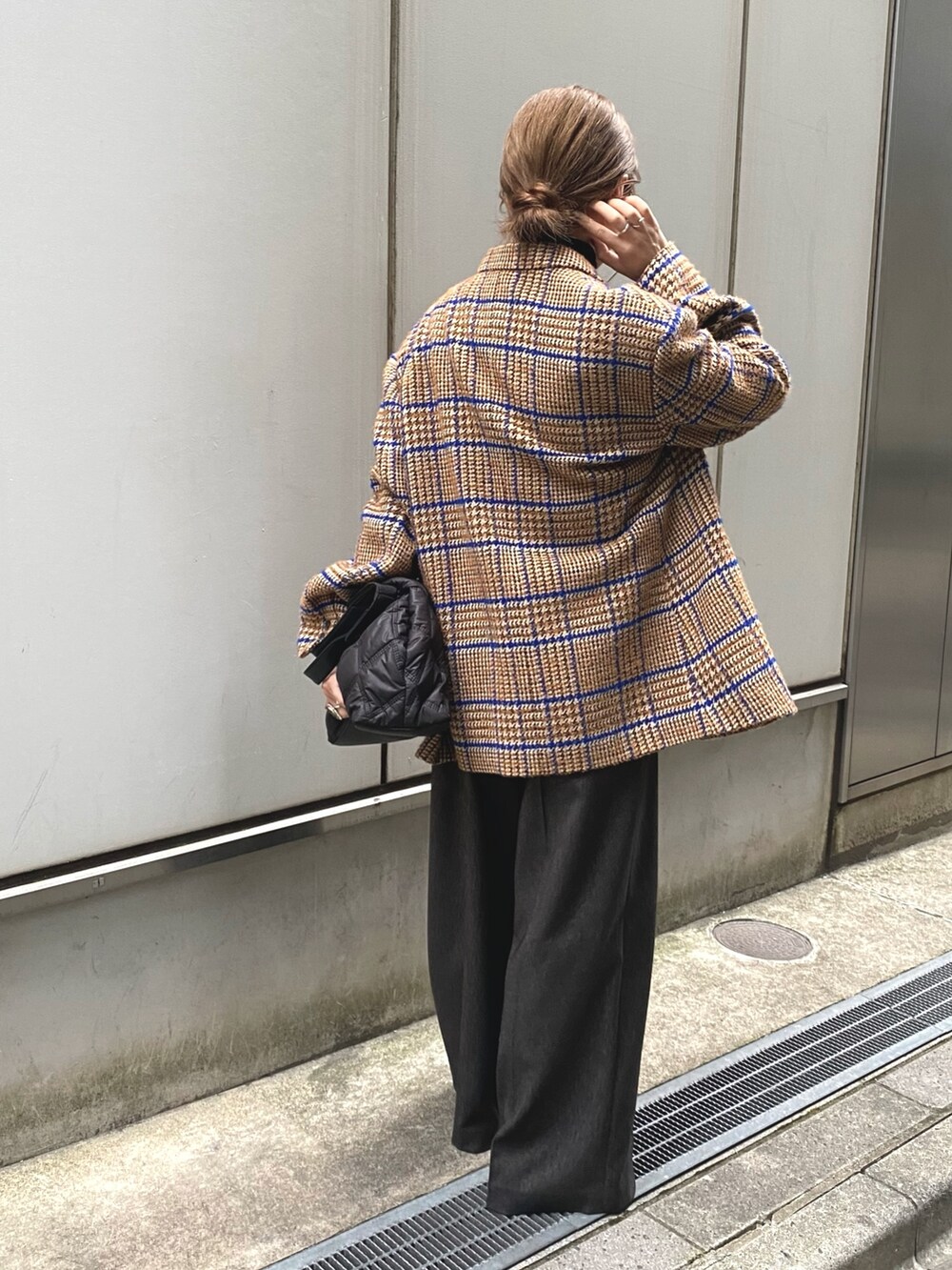 ブラック系のTシャツ/カットソー、ベージュ系のテーラードジャケット、ブラック系のトートバッグを着用したレディースの秋コーディネートの4枚目の写真