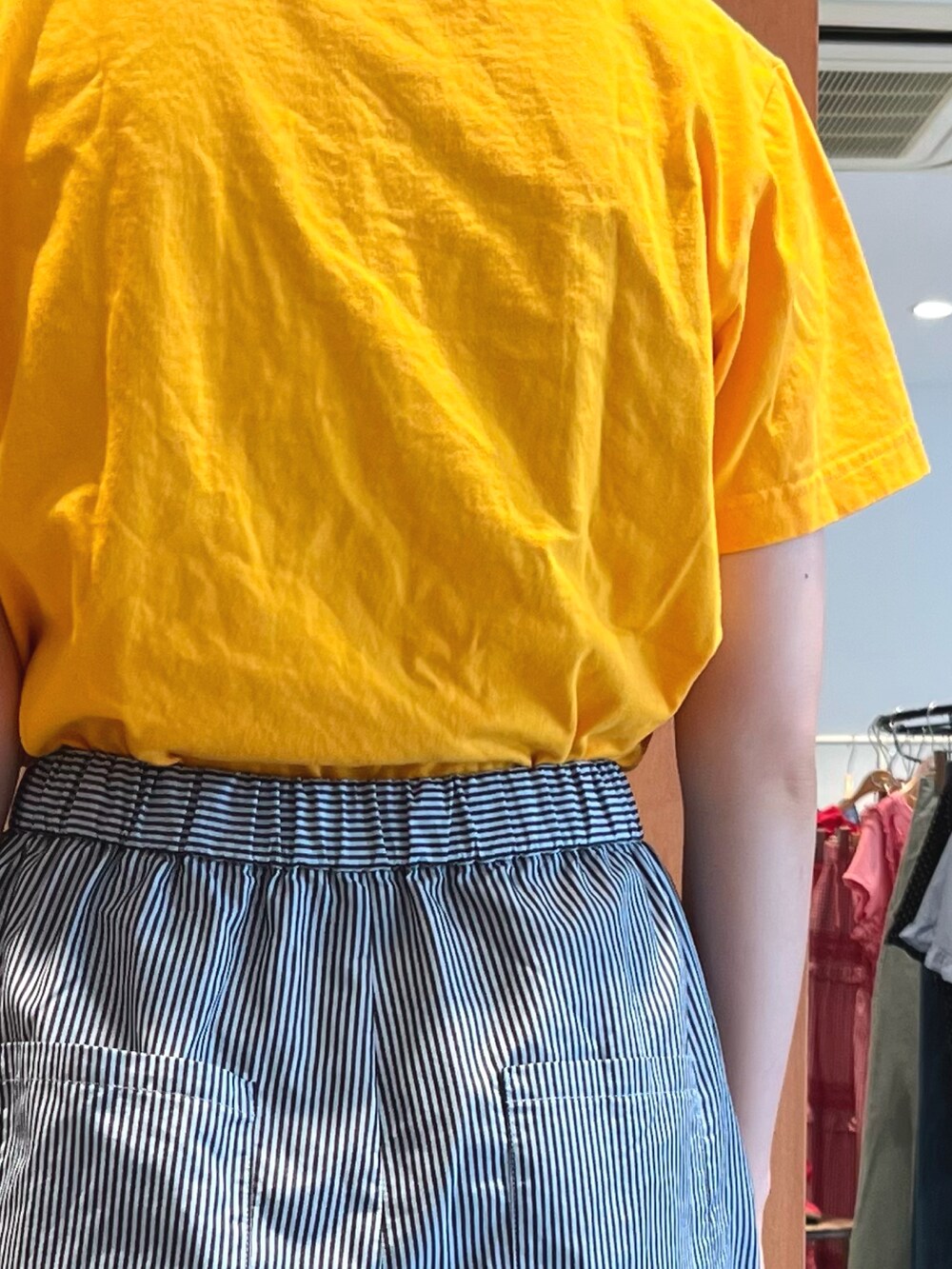 その他のその他パンツ、イエロー系のTシャツ/カットソーを着用したレディースの夏コーディネートの2枚目の写真