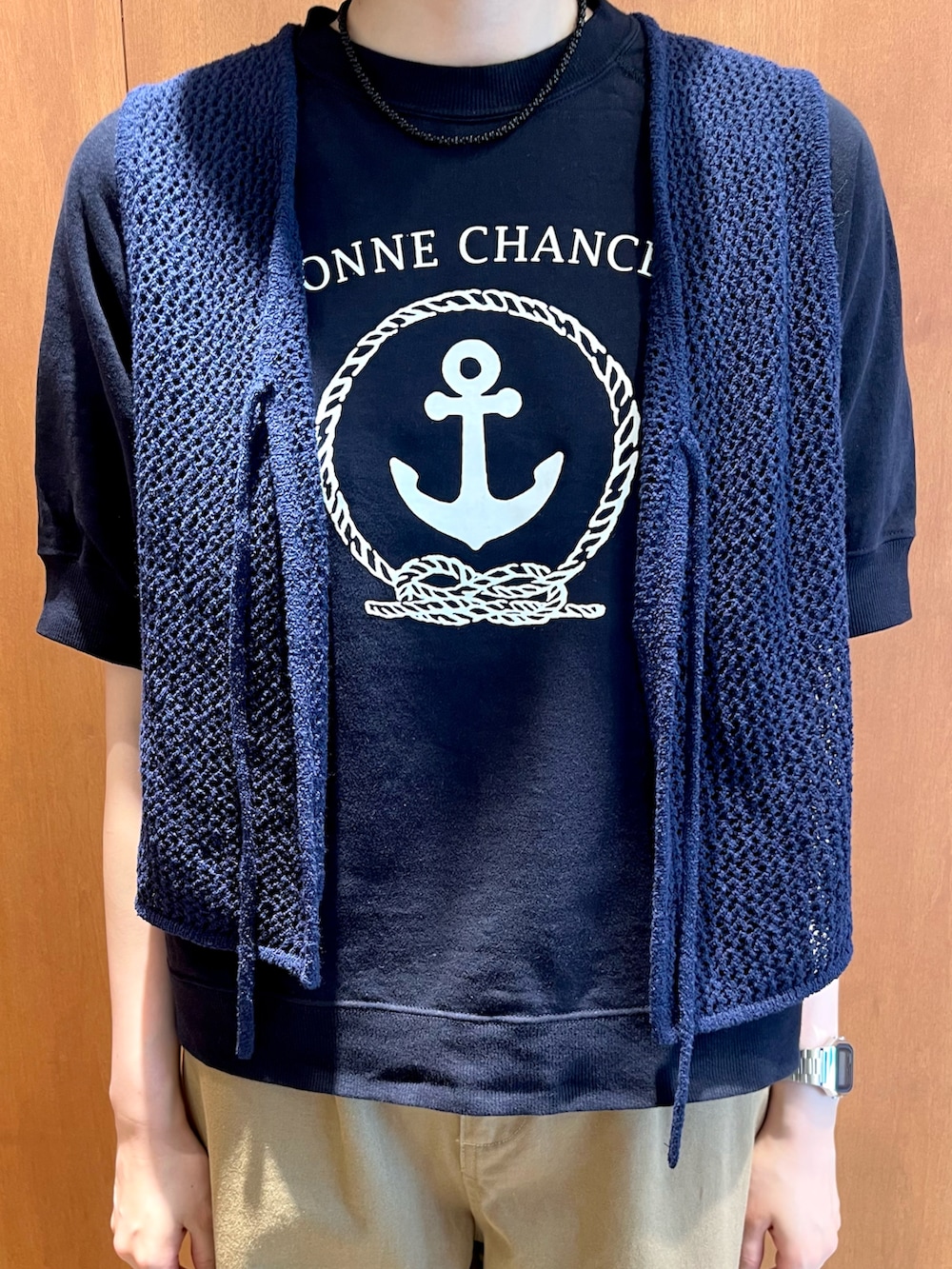 ブルー系のTシャツ/カットソー、ホワイト系のベスト、ベージュ系のチノパンツを着用したレディースの夏コーディネートの2枚目の写真