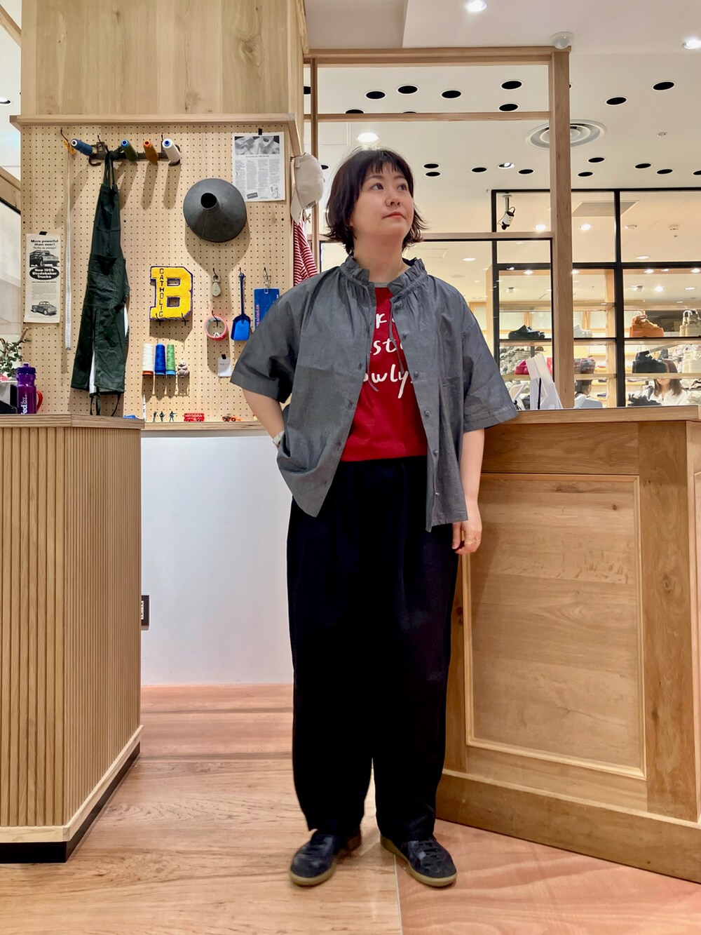 グレー系のシャツ/ブラウス、ブラック系のその他パンツを着用したレディースの春コーディネートの2枚目の写真