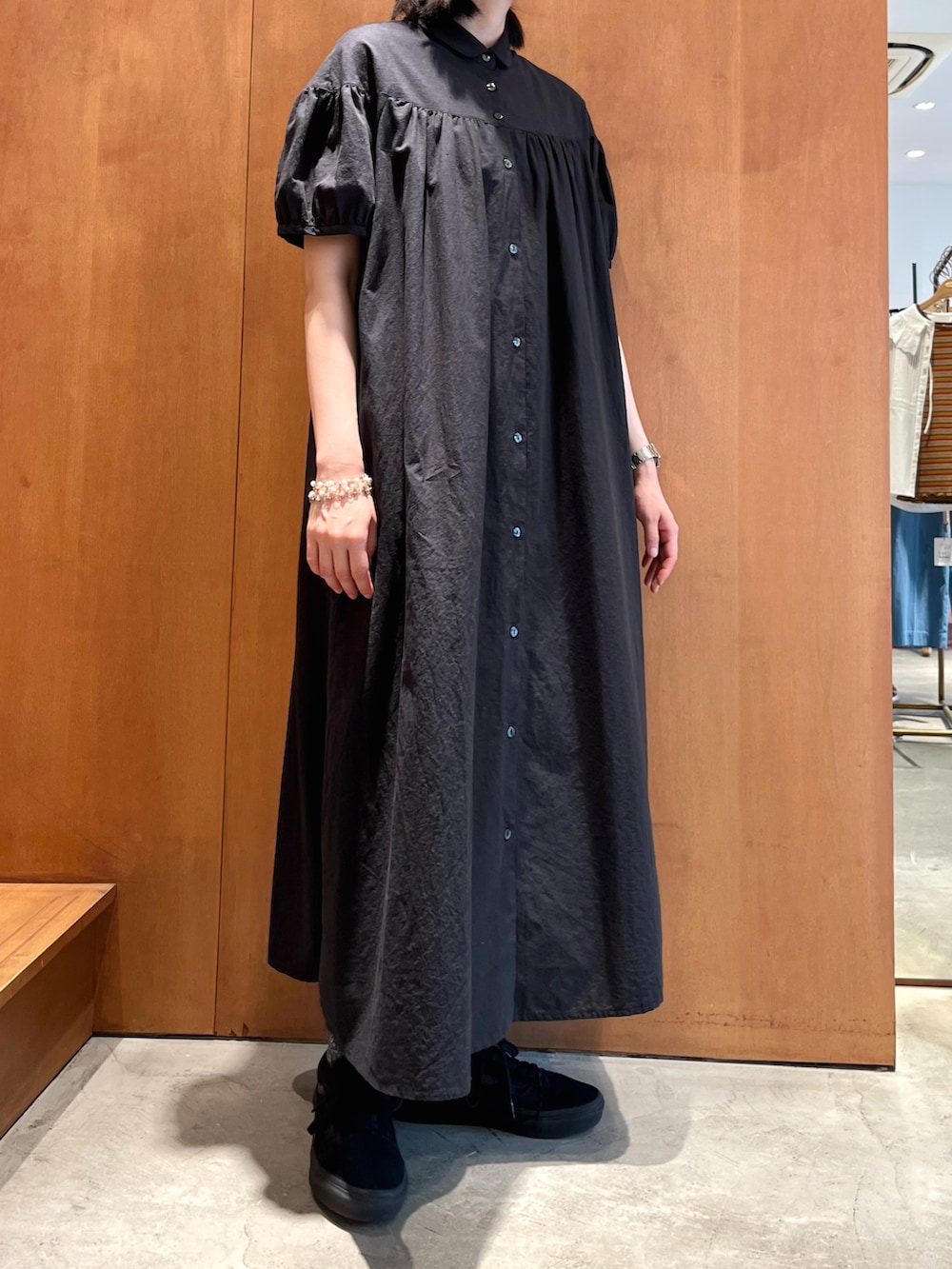 ブラック系のワンピースを着用したレディースの夏コーディネートの2枚目の写真