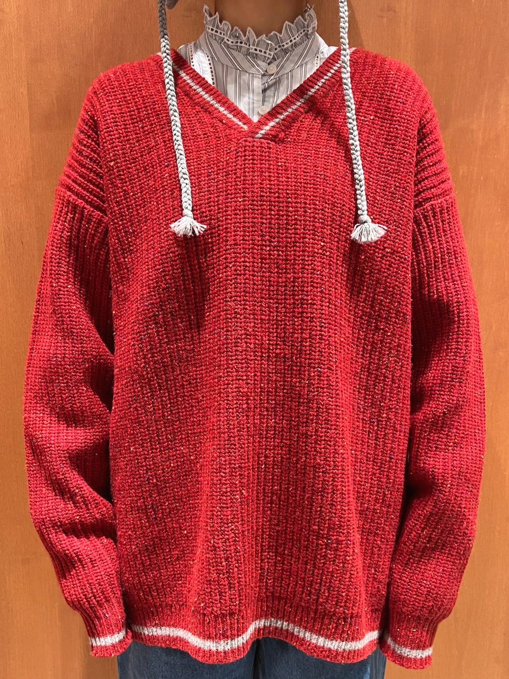 レッド系のニット/セーター、ブルー系のシャツ/ブラウスを着用したレディースの冬コーディネートの4枚目の写真