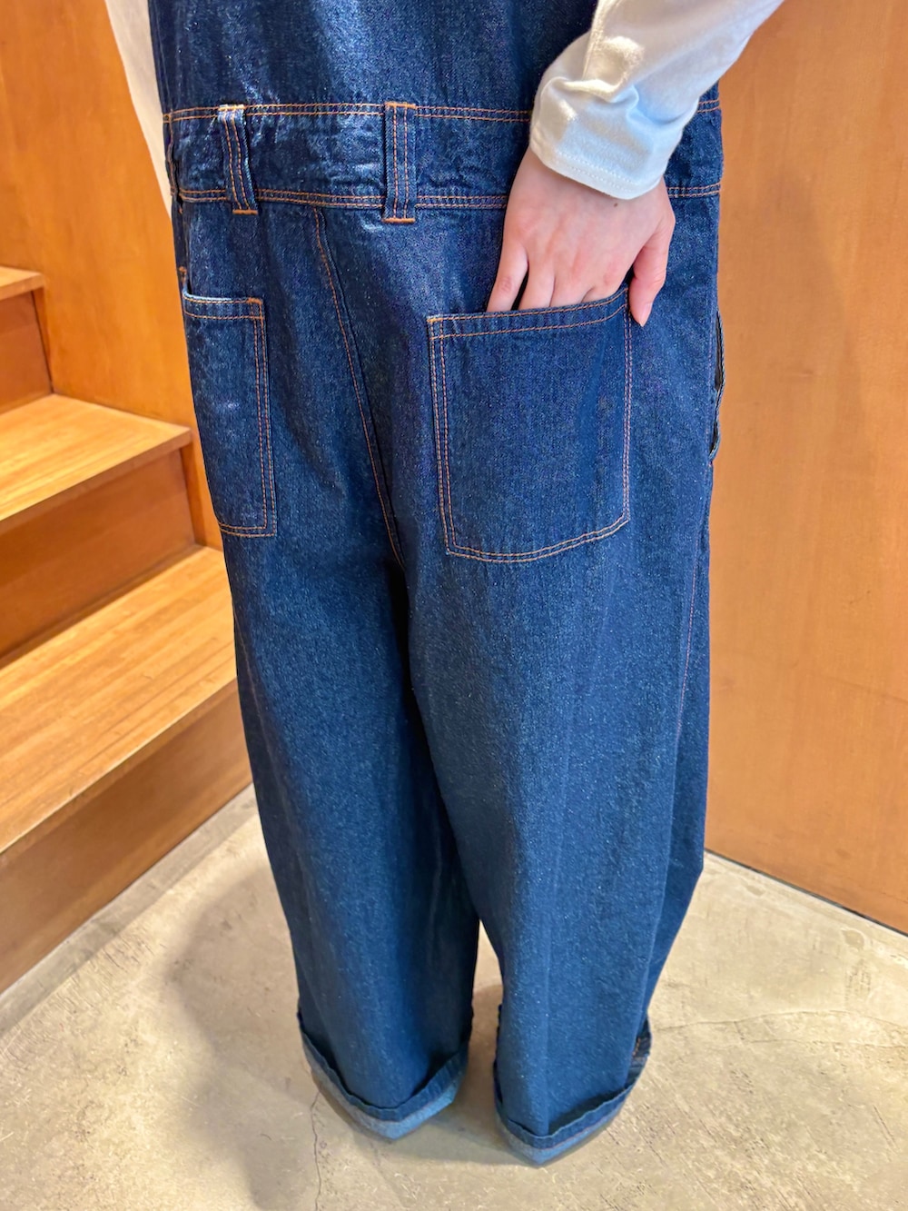 ホワイト系のTシャツ/カットソー、ブルー系のシャツ/ブラウス、ホワイト系のトートバッグを着用したレディースの春コーディネートの10枚目の写真