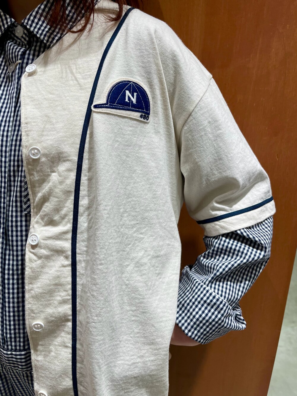 ホワイト系のTシャツ/カットソー、ブルー系のつなぎ/オールインワンを着用したレディースの春コーディネートの5枚目の写真