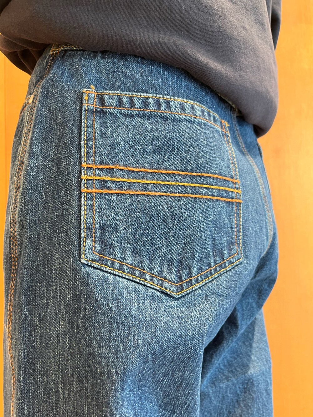 ブルー系のデニムパンツ、ブルー系のスウェット、ブルー系のトップスを着用したレディースの秋コーディネートの2枚目の写真