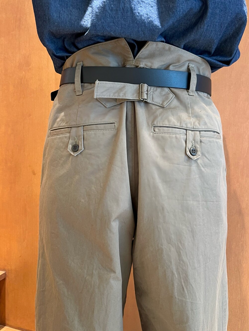 グリーン系のその他パンツ、ブルー系のシャツ/ブラウス、ブラック系のベルトを着用したレディースの秋コーディネートの4枚目の写真