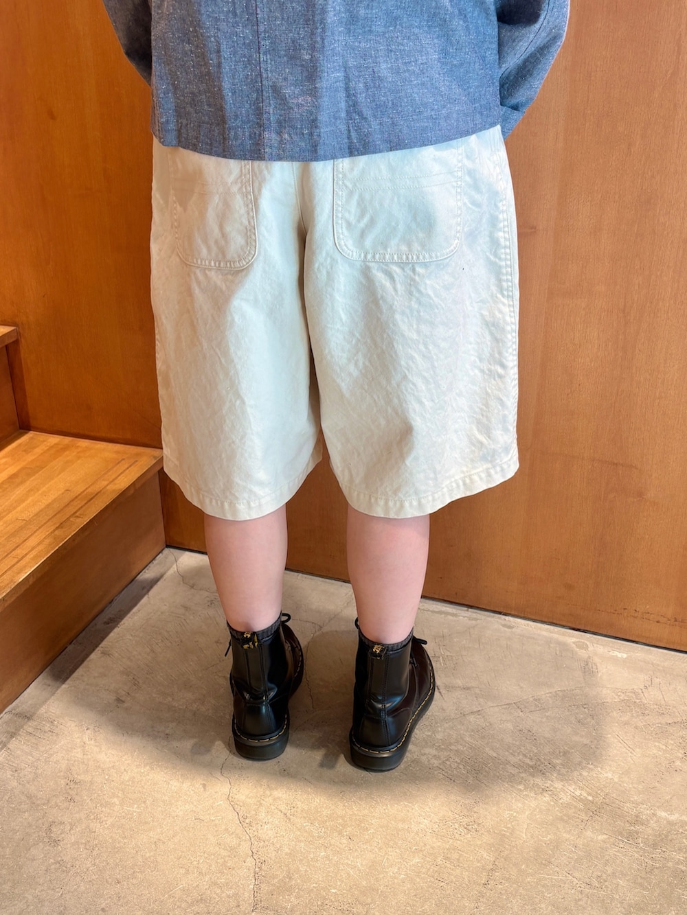 ブルー系のその他アウター、ホワイト系のその他パンツを着用したレディースの春コーディネートの8枚目の写真