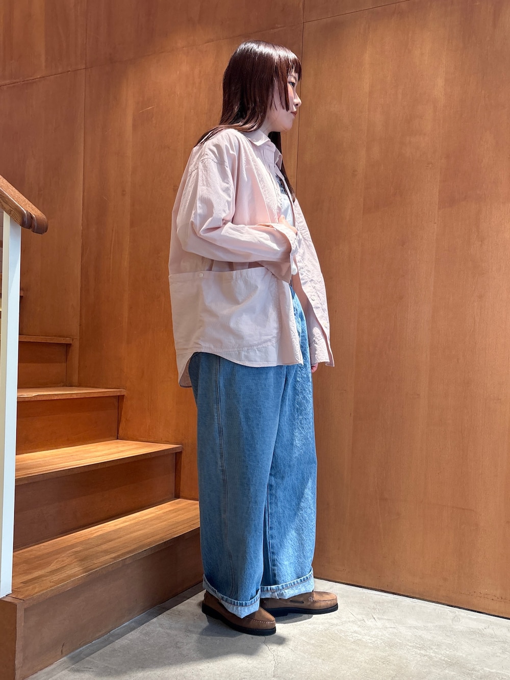 ピンク系のシャツ/ブラウス、ブルー系のデニムパンツ、ベージュ系のモカシン/デッキシューズを着用したレディースの春コーディネートの2枚目の写真