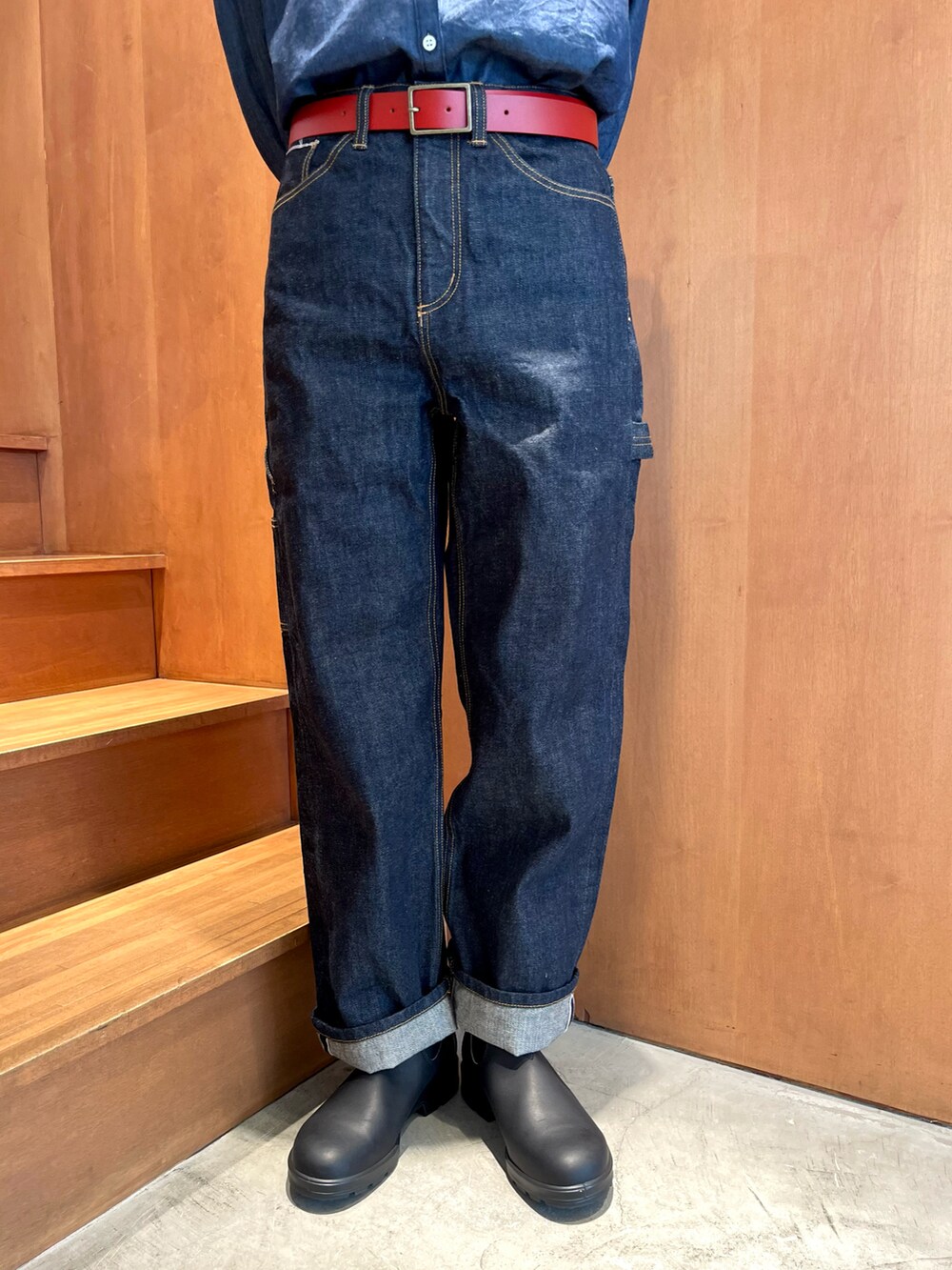 ブルー系のシャツ/ブラウス、ブルー系のデニムパンツ、レッド系のベルトを着用したレディースの秋コーディネートの4枚目の写真