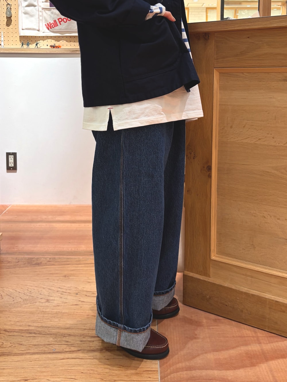 ブルー系のデニムパンツ、ブルー系のシャツ/ブラウス、ブルー系のTシャツ/カットソーを着用したレディースの秋コーディネートの5枚目の写真