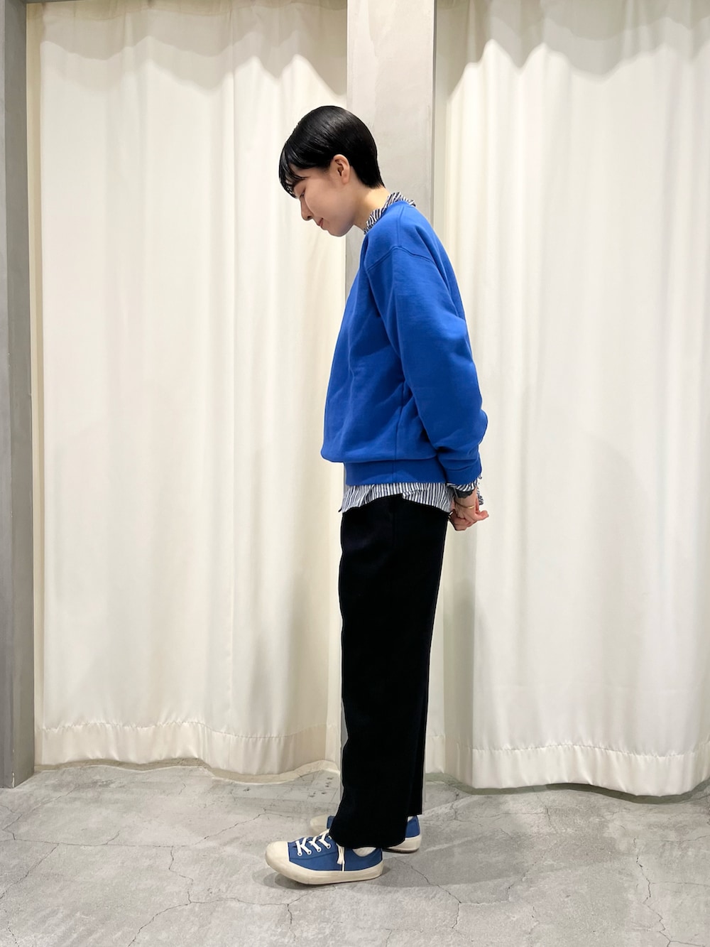ブルー系のスウェット、ブルー系のシャツ/ブラウス、ブルー系のその他パンツを着用したレディースの秋コーディネートの2枚目の写真