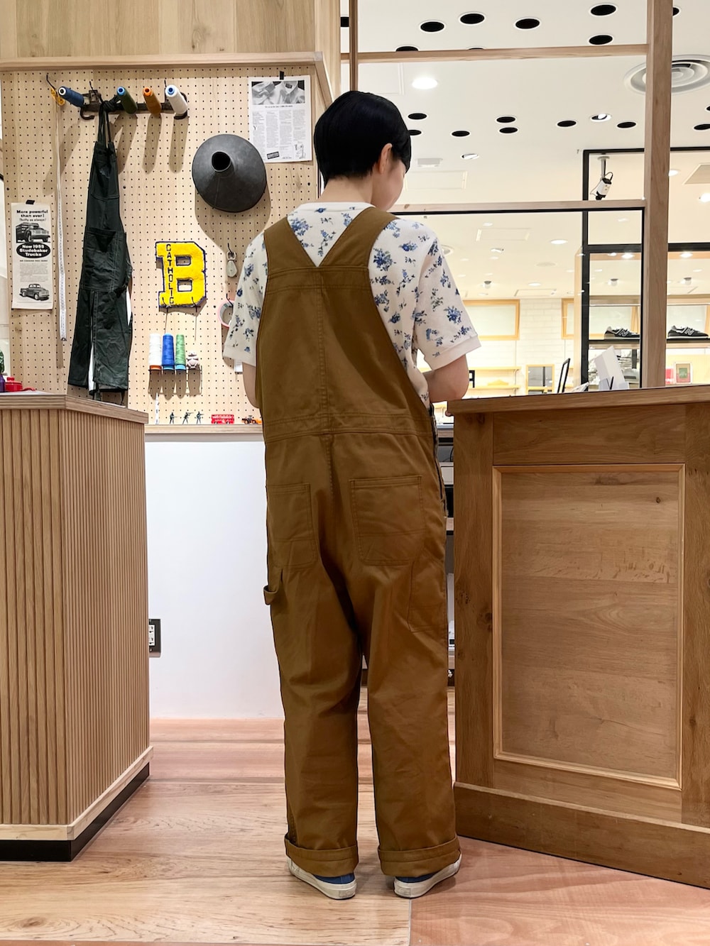 ブルー系のTシャツ/カットソー、ブルー系のシャツ/ブラウス、ブラウン系のサロペット/オーバーオールを着用したレディースの春コーディネートの4枚目の写真