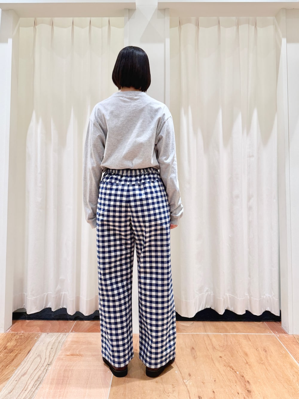 ブルー系のその他パンツ、グレー系のTシャツ/カットソー、ブラウン系のモカシン/デッキシューズを着用したレディースの春コーディネートの3枚目の写真