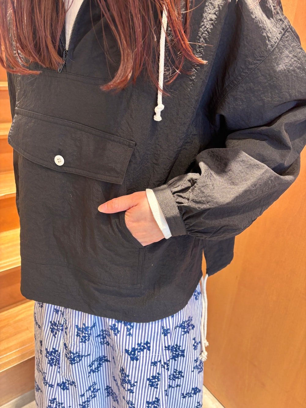 ホワイト系のTシャツ/カットソー、ブラック系のその他アウター、ブルー系のスカートを着用したレディースの春コーディネートの5枚目の写真