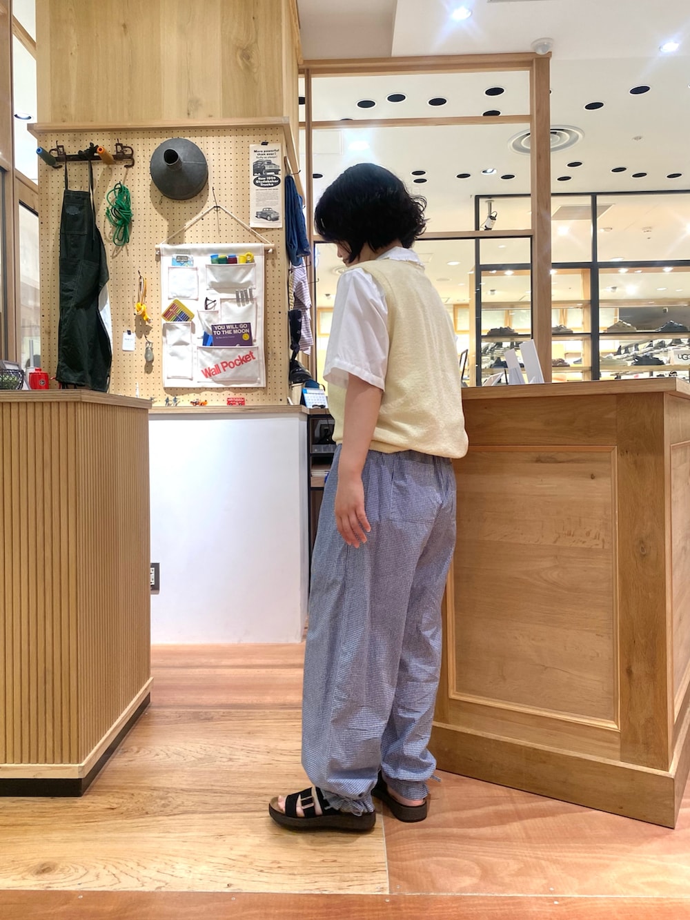 ブルー系のその他パンツ、ホワイト系のシャツ/ブラウス、ホワイト系のベストを着用したレディースの夏コーディネートの2枚目の写真