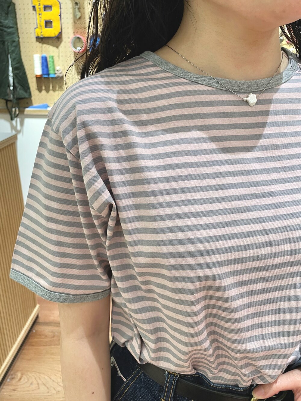 ブルー系のデニムスカート、ホワイト系のトートバッグ、ピンク系のTシャツ/カットソーを着用したレディースの夏コーディネートの5枚目の写真