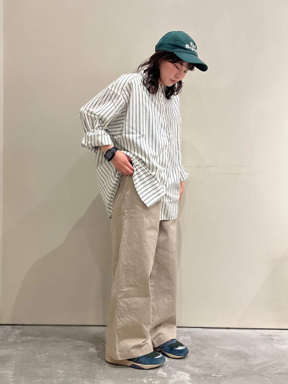 グリーン系のシャツ/ブラウス、ベージュ系のチノパンツを着用したレディースの夏コーディネートの2枚目の写真