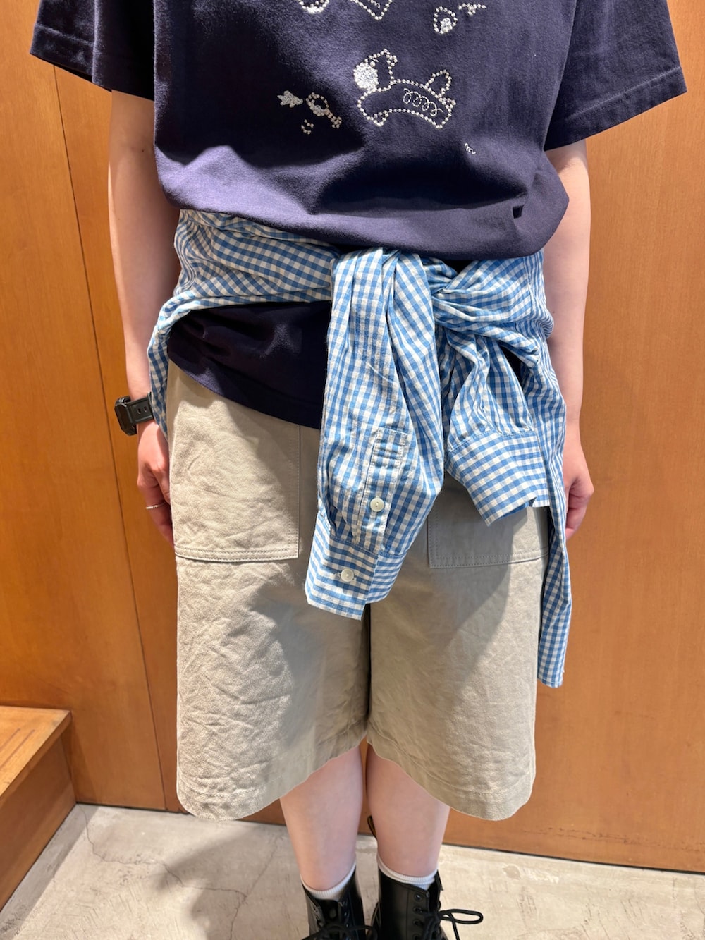ブルー系のシャツ/ブラウス、ベージュ系のチノパンツを着用したレディースの夏コーディネートの5枚目の写真