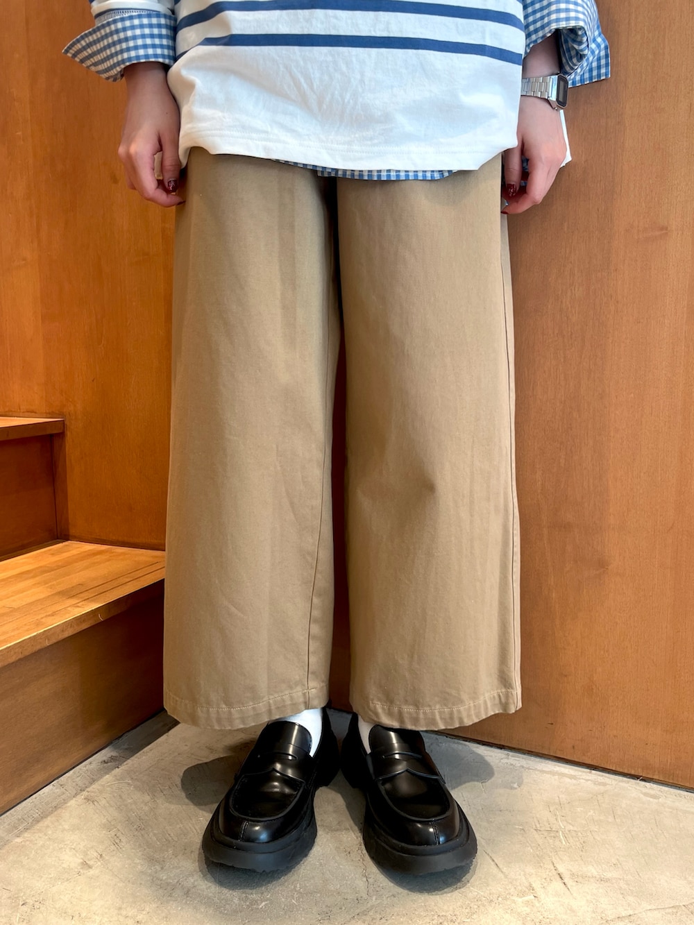 ブルー系のTシャツ/カットソー、ブルー系のシャツ/ブラウス、ベージュ系のチノパンツを着用したレディースの秋コーディネートの5枚目の写真