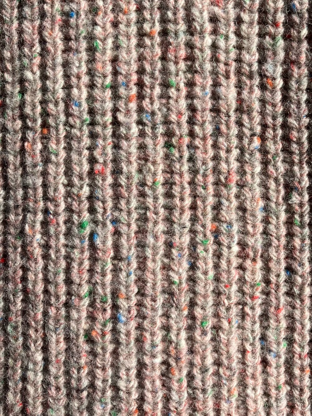 その他のニット/セーター、ベージュ系のカーゴパンツを着用したレディースの冬コーディネートの5枚目の写真