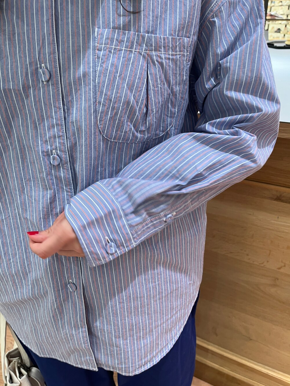 ブルー系のシャツ/ブラウス、ブルー系のその他パンツ、ホワイト系のトートバッグを着用したレディースの冬コーディネートの4枚目の写真