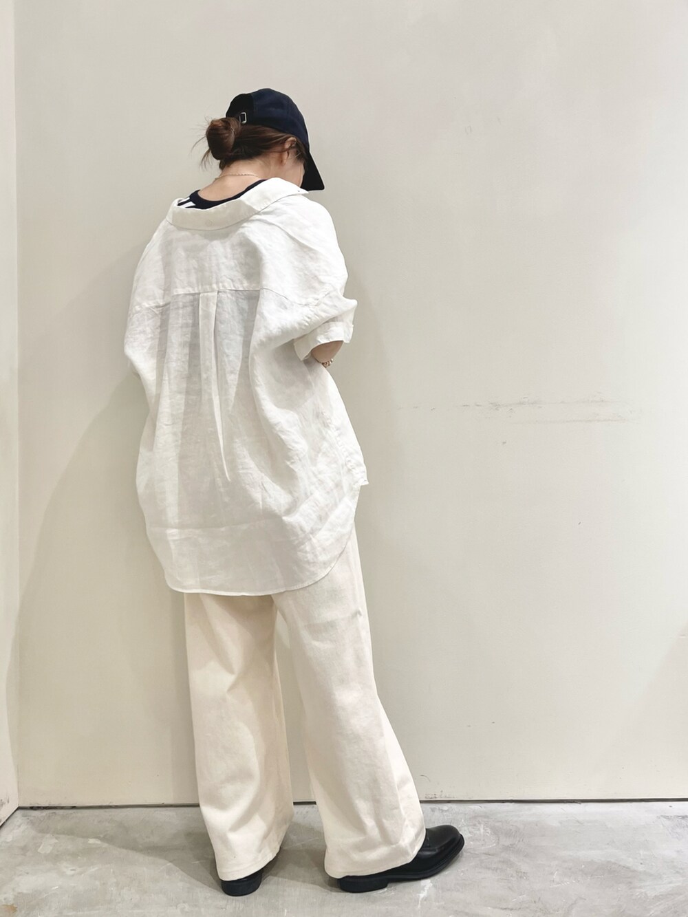 ホワイト系のシャツ/ブラウス、その他のタンクトップ、ホワイト系のその他パンツを着用したレディースの春コーディネートの3枚目の写真