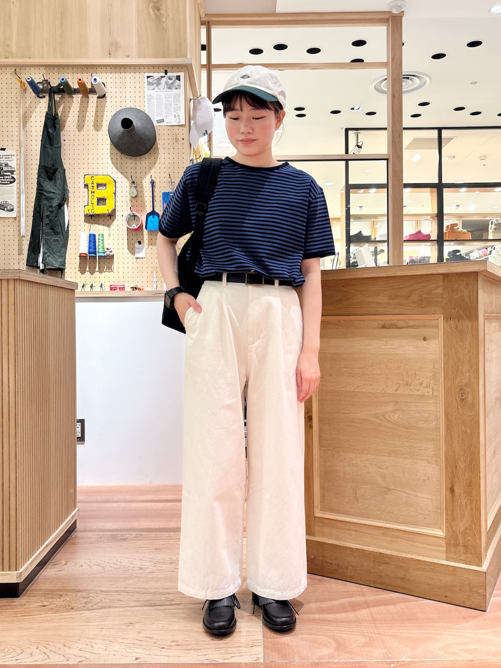ブラック系のTシャツ/カットソー、ホワイト系のチノパンツ、グリーン系のシャツワンピースを着用したレディースの夏コーディネートの4枚目の写真