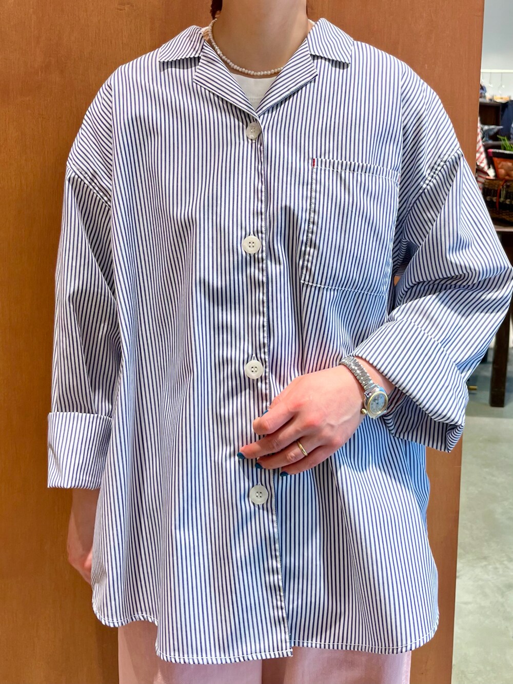 ブルー系のシャツ/ブラウス、ホワイト系のTシャツ/カットソー、ホワイト系のトートバッグを着用したレディースの春コーディネートの3枚目の写真