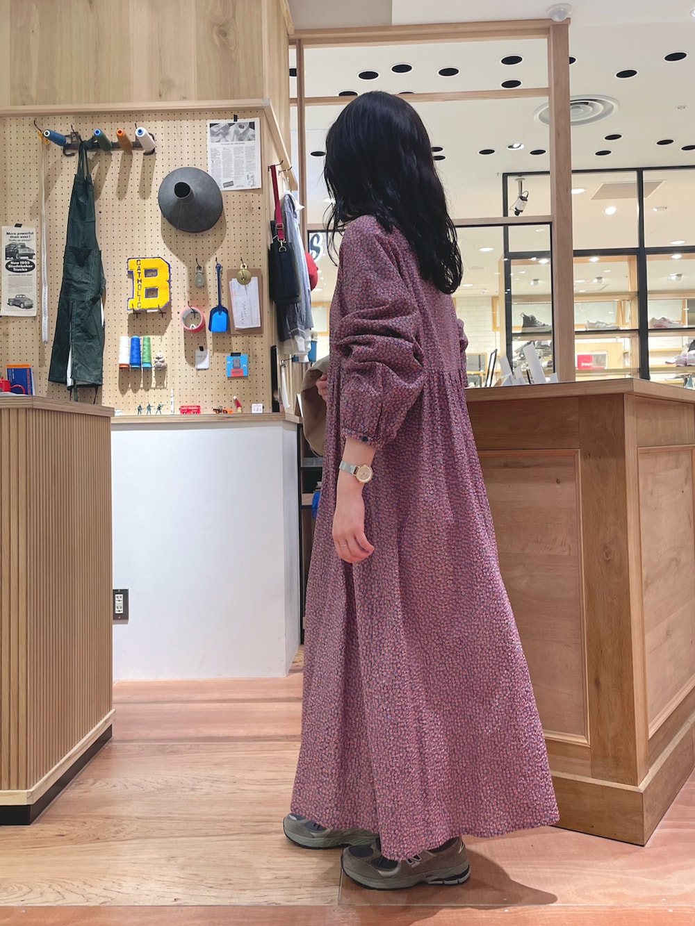 ベージュ系のテーラードジャケット、レッド系のワンピース、ホワイト系のTシャツ/カットソーを着用したレディースの冬コーディネートの3枚目の写真