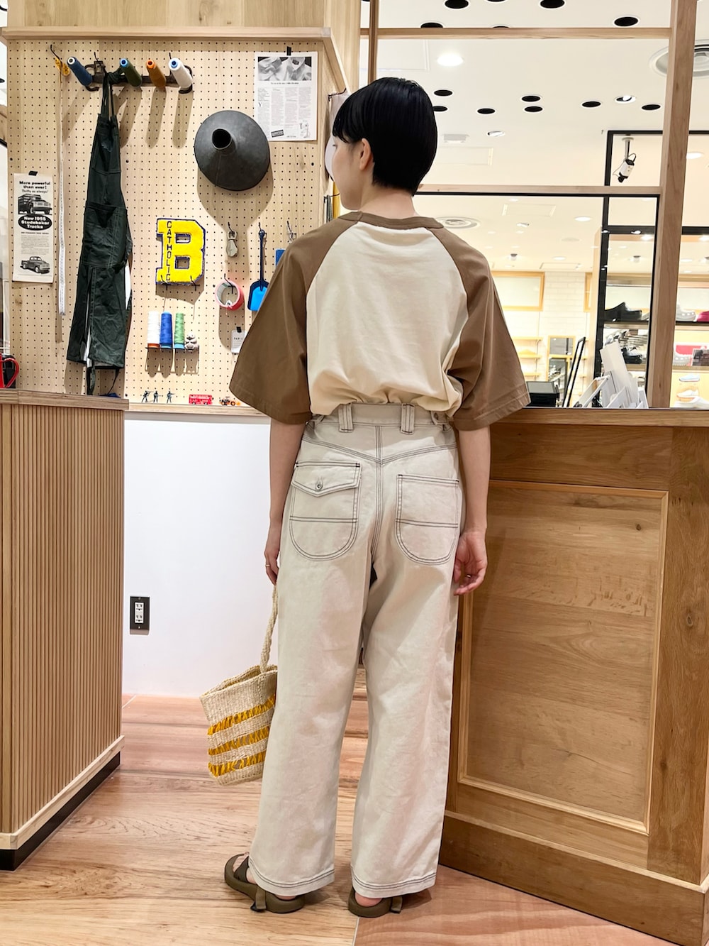 ブラウン系のTシャツ/カットソー、ブラウン系のシャツワンピース、ホワイト系のデニムパンツを着用したレディースの夏コーディネートの4枚目の写真