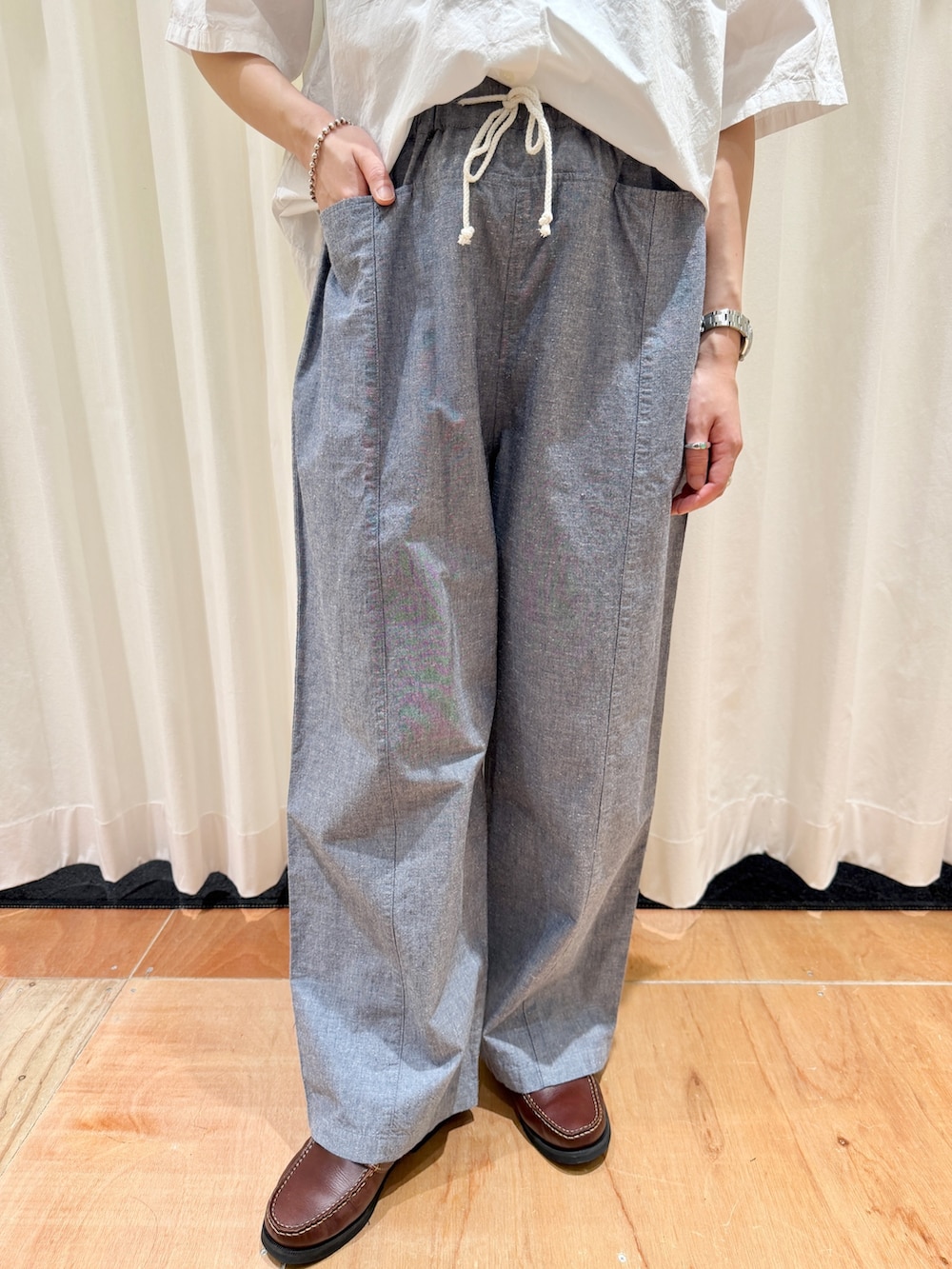 ホワイト系のシャツ/ブラウス、ブルー系のその他パンツ、ブラウン系のモカシン/デッキシューズを着用したレディースの春コーディネートの6枚目の写真
