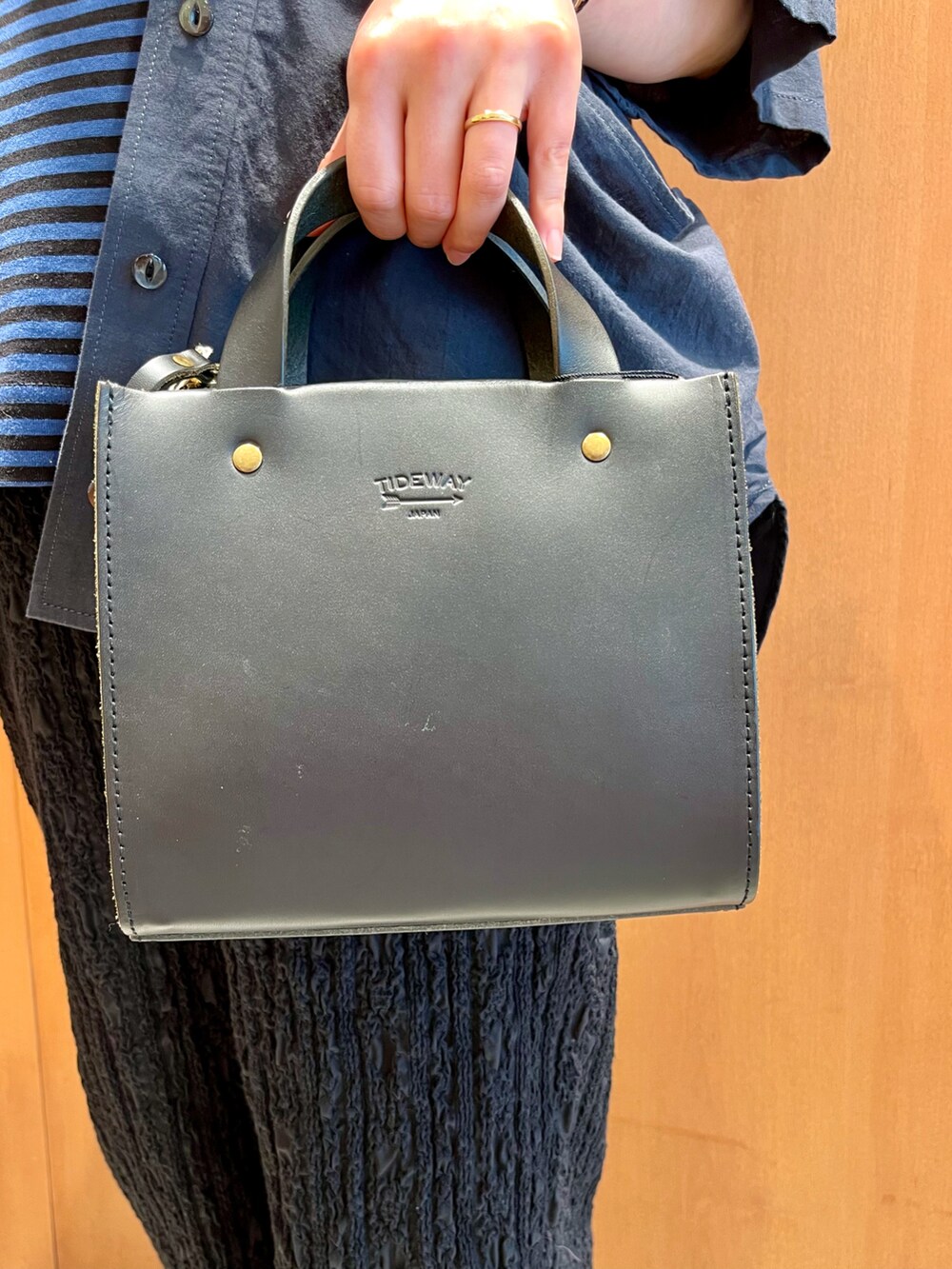 ホワイト系のシャツ/ブラウス、ブルー系のTシャツ/カットソー、ブラック系のその他パンツを着用したレディースの夏コーディネートの5枚目の写真