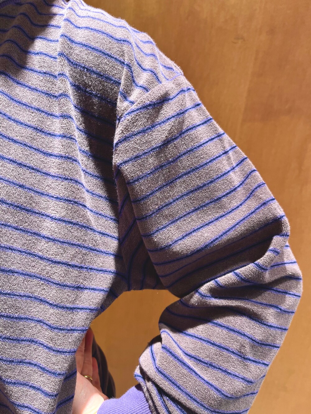 グレー系のTシャツ/カットソー、ブラック系のその他パンツ、グリーン系のキャップを着用したレディースの秋コーディネートの2枚目の写真