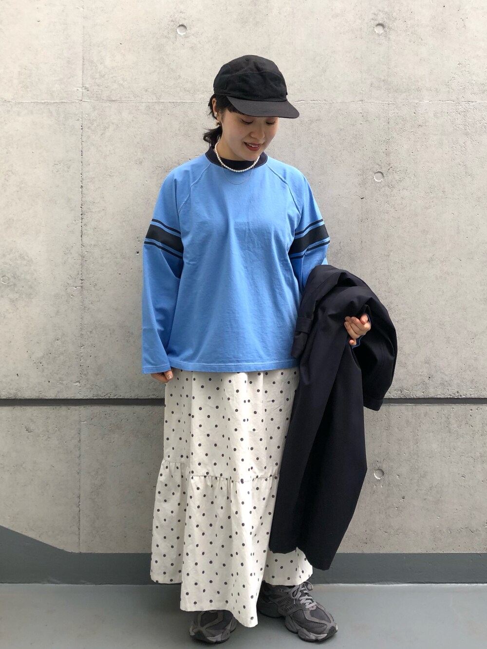 ブルー系のその他アウター、ブルー系のTシャツ/カットソー、ホワイト系のスカートを着用したレディースの冬コーディネートの3枚目の写真