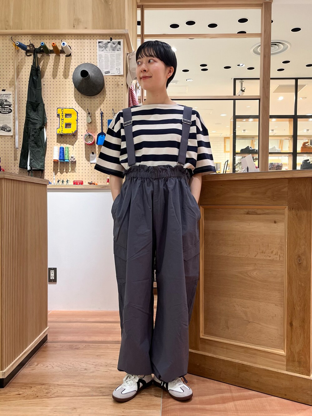 グレー系のベスト、グレー系のその他パンツ、ブルー系のTシャツ/カットソーを着用したレディースの春コーディネートの4枚目の写真