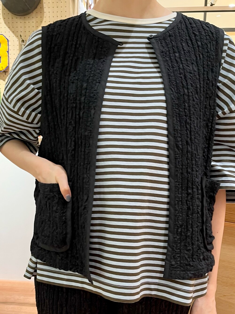 ブラック系のベスト、グリーン系のTシャツ/カットソー、ブラック系のその他パンツを着用したレディースの夏コーディネートの5枚目の写真