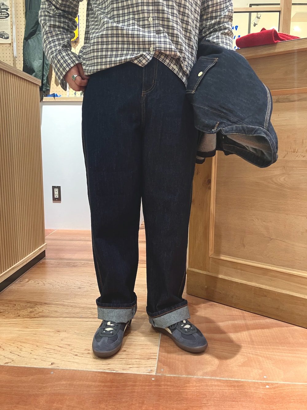 ブルー系のカバーオール、ホワイト系のシャツ/ブラウス、ブルー系のデニムパンツを着用したレディースの秋コーディネートの5枚目の写真