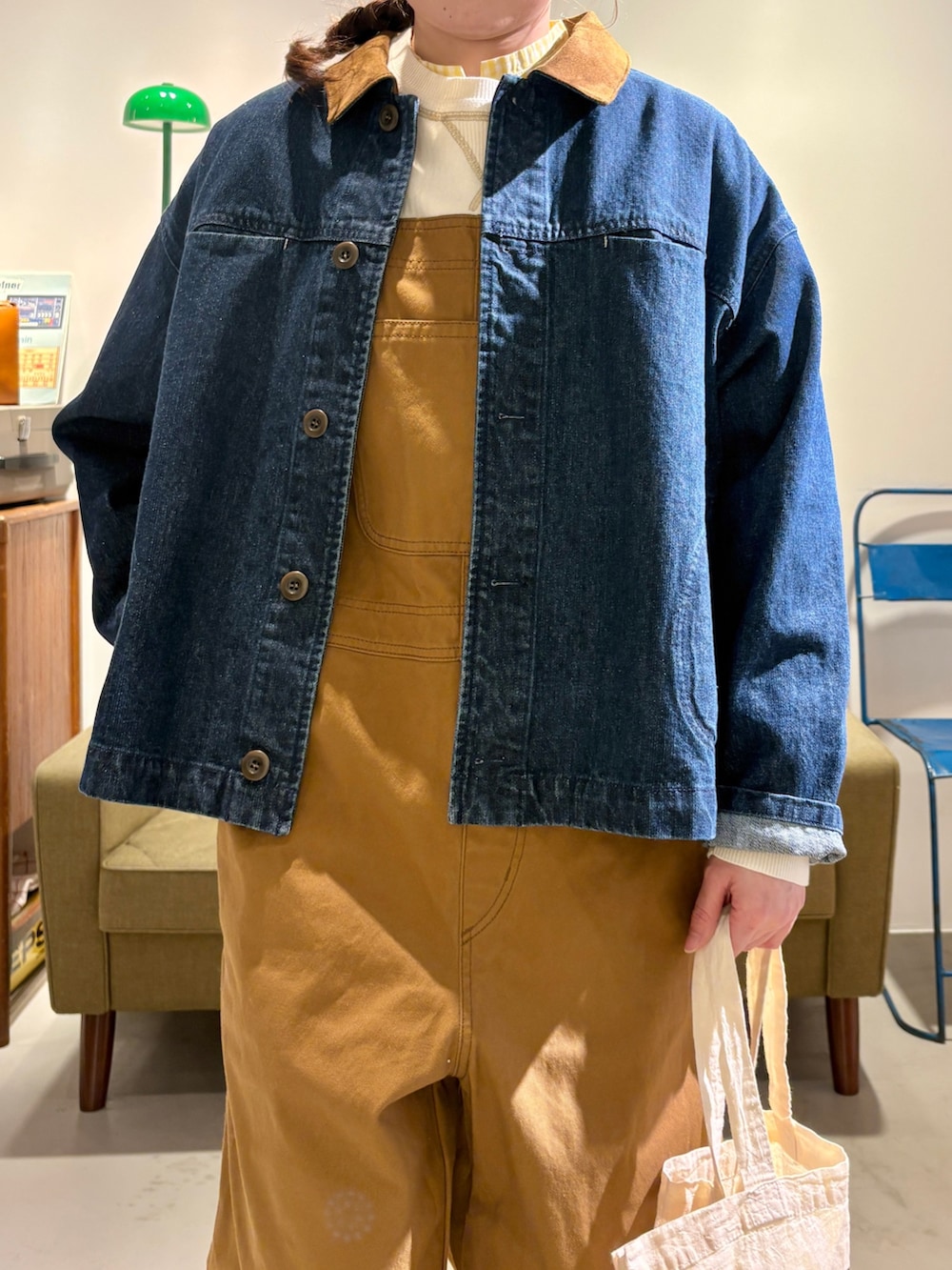 ブルー系のデニムジャケット、ホワイト系のニット/セーター、イエロー系のシャツ/ブラウスを着用したレディースの冬コーディネートの7枚目の写真