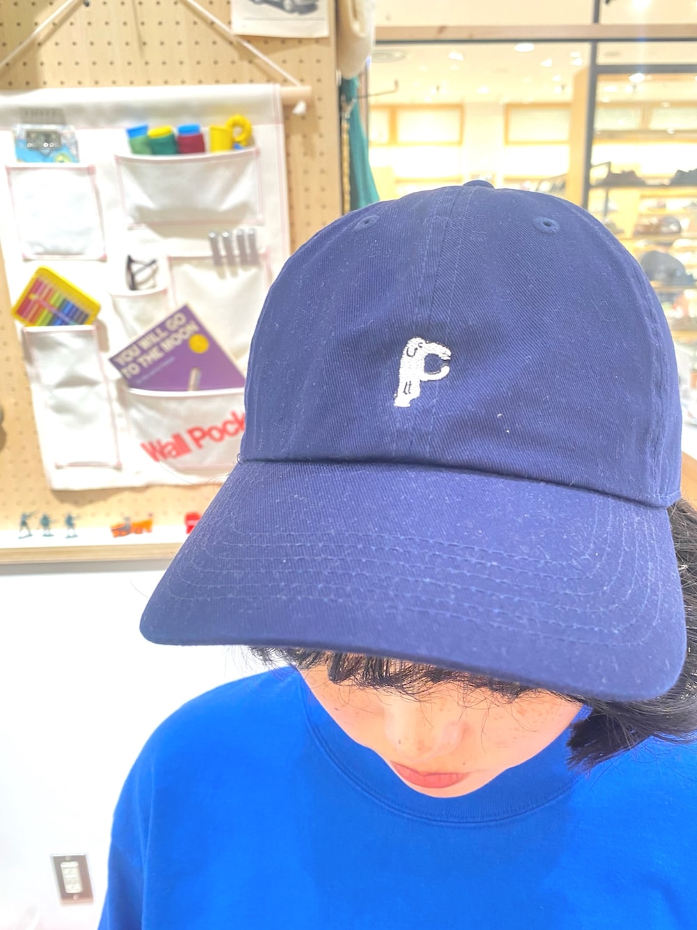 ブルー系のスカート、ブルー系のTシャツ/カットソー、ブルー系のキャップを着用したレディースの夏コーディネートの6枚目の写真