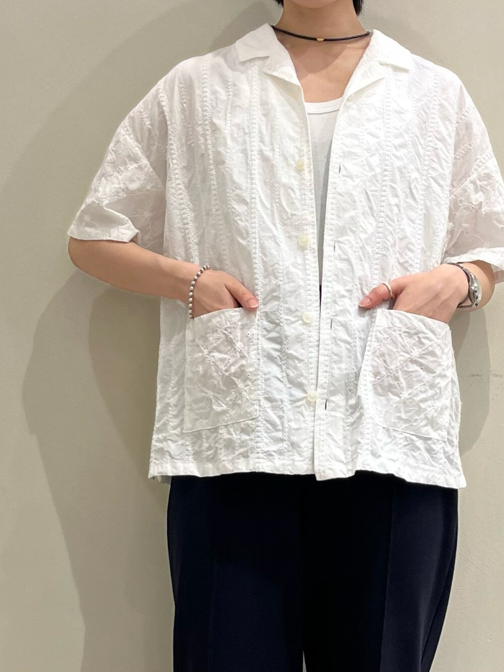 ホワイト系のシャツ/ブラウスを着用したレディースの夏コーディネートの3枚目の写真