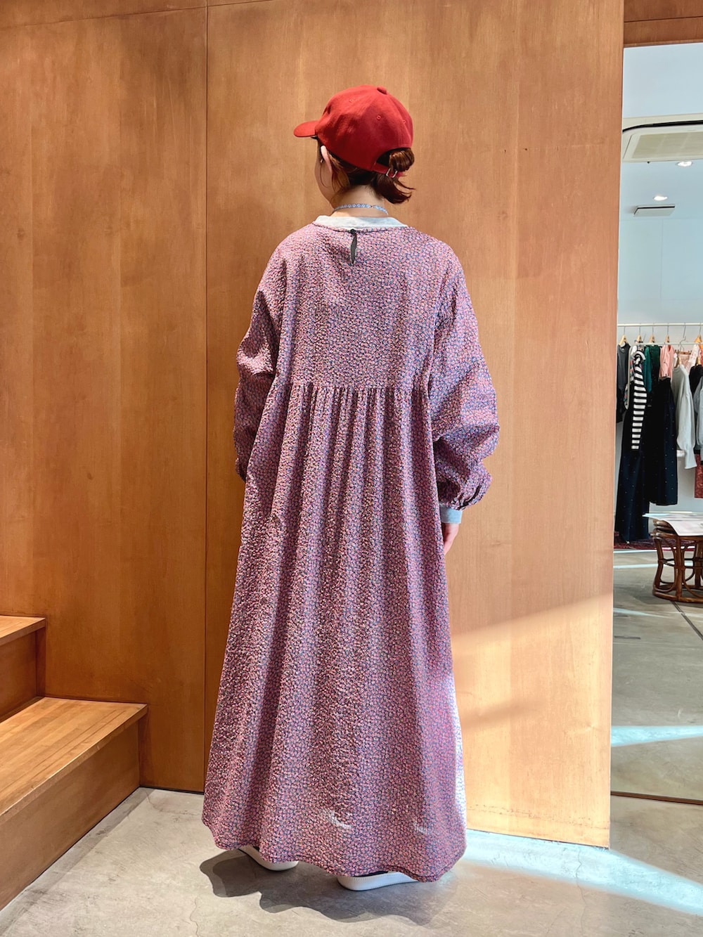 レッド系のワンピース、グレー系のTシャツ/カットソーを着用したレディースの冬コーディネートの3枚目の写真