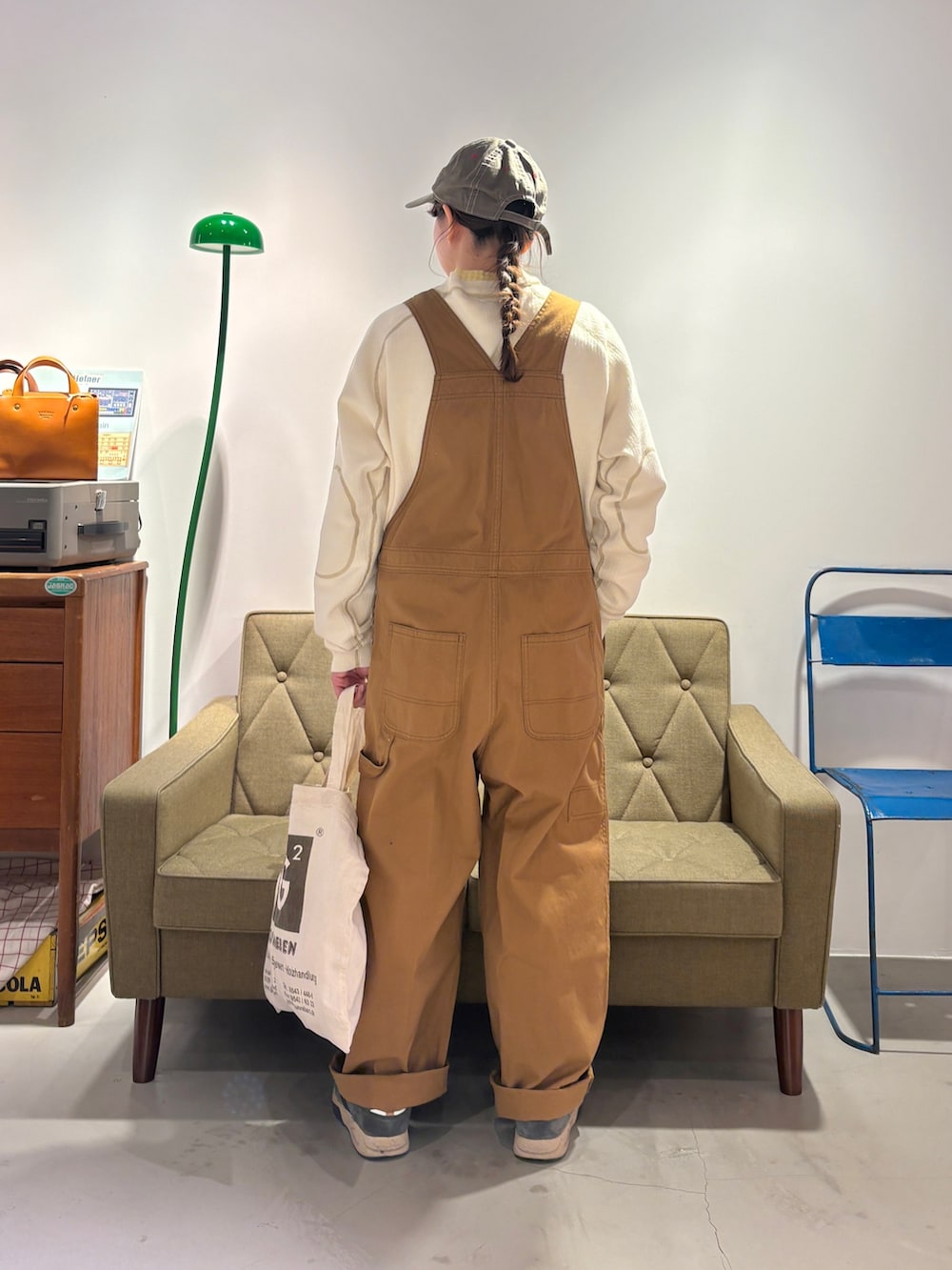 ブルー系のデニムジャケット、ホワイト系のニット/セーター、イエロー系のシャツ/ブラウスを着用したレディースの冬コーディネートの6枚目の写真