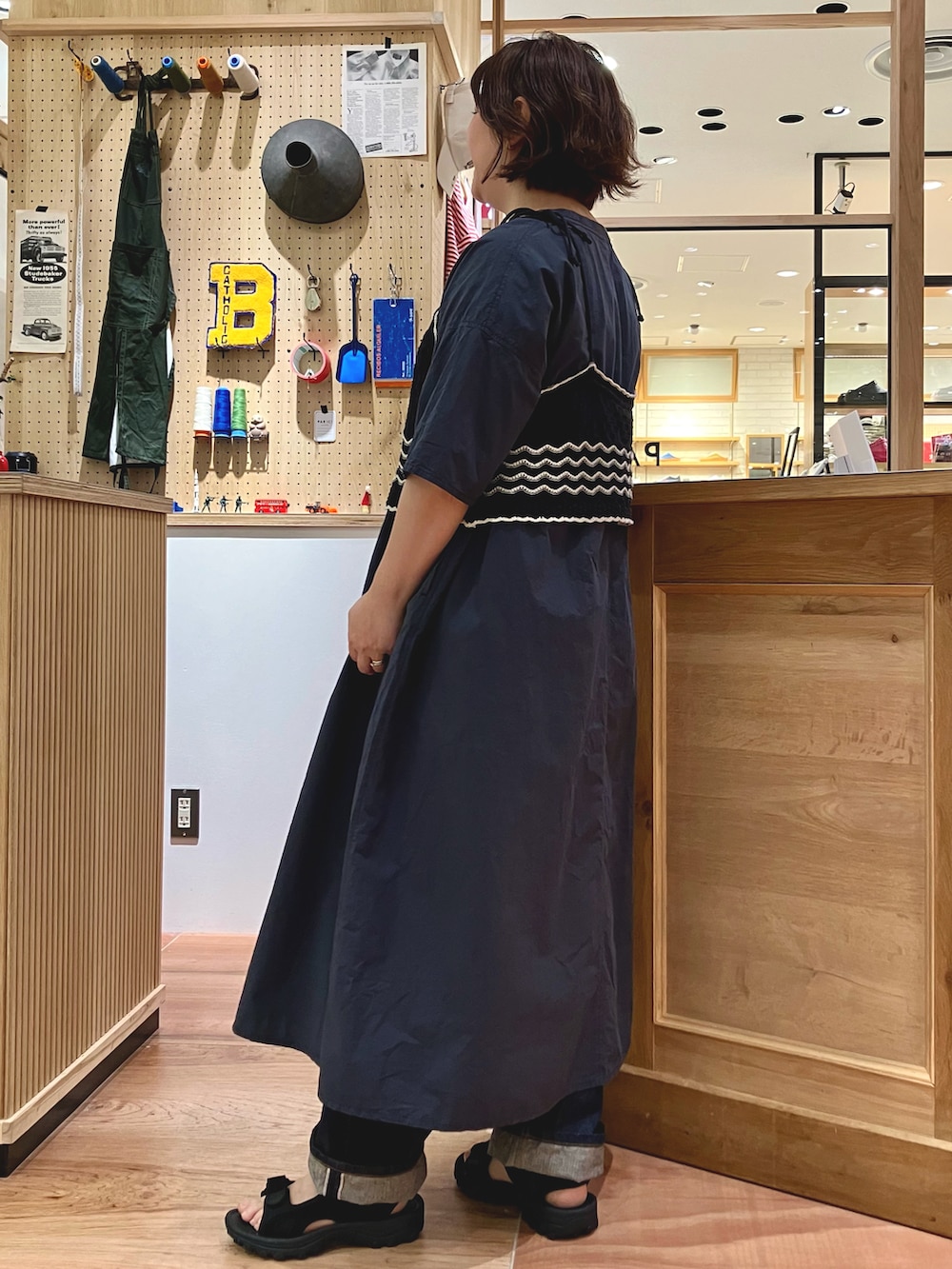 その他のワンピース、ブラック系のベスト、ブルー系のデニムパンツを着用したレディースの春コーディネートの3枚目の写真