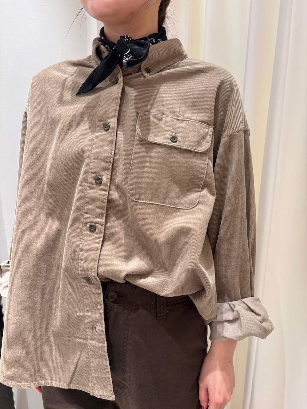 ブルー系のカバーオール、ベージュ系のシャツ/ブラウス、ブラウン系のその他パンツを着用したレディースの秋コーディネートの7枚目の写真