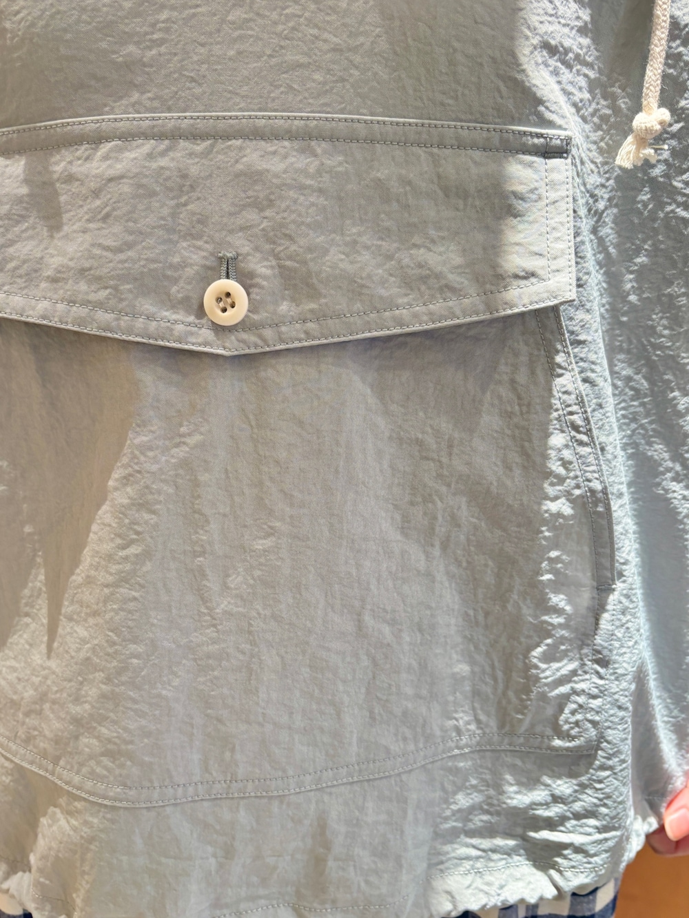 ブルー系のその他アウター、ブルー系のその他パンツ、ベージュ系のモカシン/デッキシューズを着用したレディースの春コーディネートの9枚目の写真