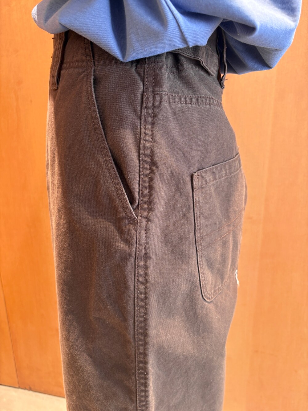 その他のシャツ/ブラウス、ブルー系のTシャツ/カットソー、ブラウン系のその他パンツを着用したレディースの夏コーディネートの10枚目の写真